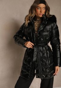 Renee - Czarna Kurtka Pikowana z Odpinanym Futerkiem i Kapturem Ozdobiona Paskiem Olinesa. Kolor: czarny. Materiał: futro. Wzór: aplikacja. Styl: elegancki, klasyczny #1