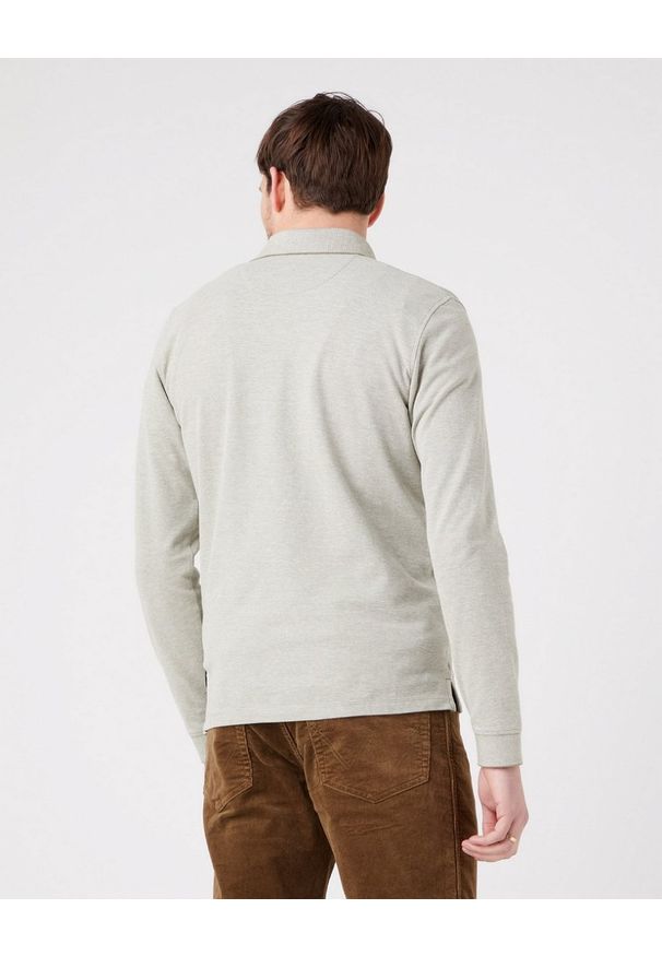 Wrangler - MĘSKA KOSZULKA WRANGLER REFINED POLO DEEP LICHEN W7F9KHX1X 112323734. Typ kołnierza: polo