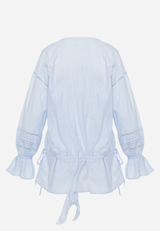 Renee - Niebieska Eteryczna Bluzka z Bawełny Zdobiona Falbankami i Ściągaczem w Pasie Cezarelle. Okazja: na randkę. Typ kołnierza: kołnierz z falbankami. Kolor: niebieski. Materiał: bawełna. Wzór: aplikacja