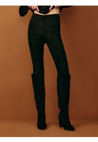 Sinsay - Legginsy z imitacji zamszu - czarny. Kolor: czarny. Materiał: zamsz
