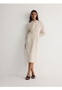 Reserved - Koszulowa sukienka midi z lyocellem - beżowy. Kolor: beżowy. Materiał: bawełna, len, tkanina. Typ sukienki: koszulowe. Długość: midi