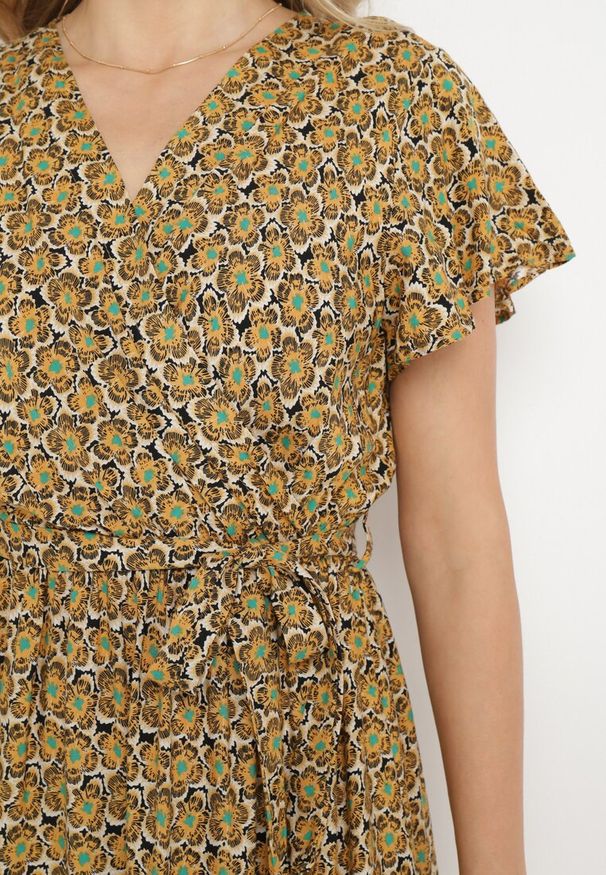 Born2be - Żółta Sukienka z Wiskozy z Kopertowym Dekoltem i Gumką w Talii Moanalise. Kolor: żółty. Materiał: wiskoza. Sezon: lato. Typ sukienki: kopertowe