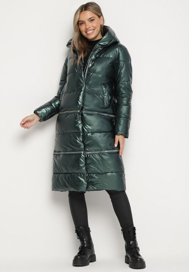 Born2be - Zielona Kurtka z Kapturem i Szerokim Pikowaniem o Regulowanej Długości Ansanna. Okazja: na co dzień. Typ kołnierza: kaptur. Kolor: zielony. Materiał: jeans. Styl: casual