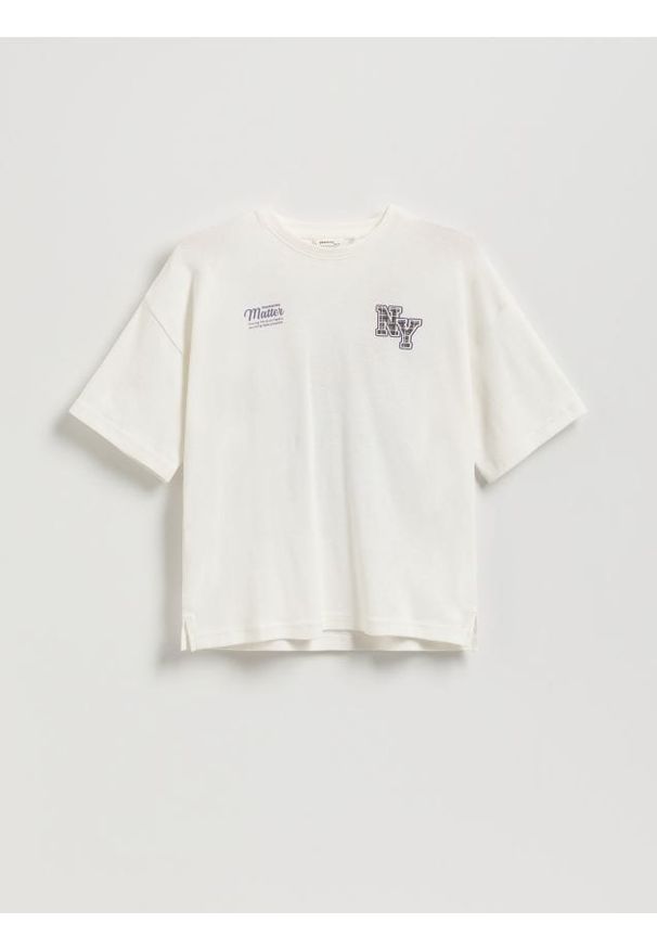 Reserved - T-shirt z nadrukiem na plecach - złamana biel. Materiał: bawełna. Wzór: nadruk