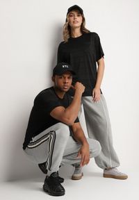 Born2be - Czarna Koszulka o Klasycznym Kroju z Kieszonką Mairalissa. Okazja: na spotkanie biznesowe, do pracy, na co dzień. Kolor: czarny. Materiał: jeans. Wzór: aplikacja. Styl: klasyczny
