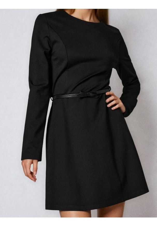 Sinsay - Klasyczna sukienka mini z paskiem i wiskozą - czarny. Kolor: czarny. Materiał: wiskoza. Styl: klasyczny. Długość: mini