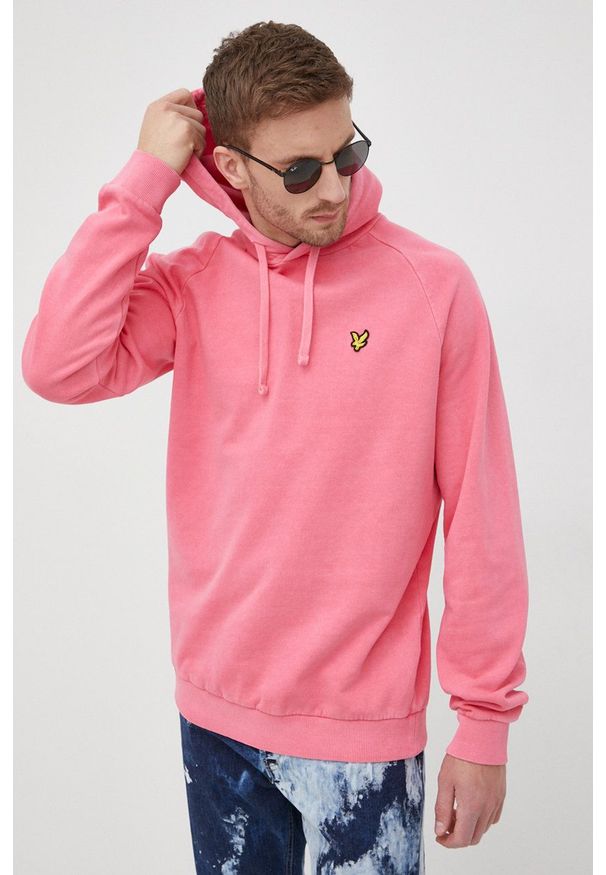 Lyle & Scott bluza męska kolor różowy z kapturem gładka. Typ kołnierza: kaptur. Kolor: różowy. Długość rękawa: raglanowy rękaw. Wzór: gładki