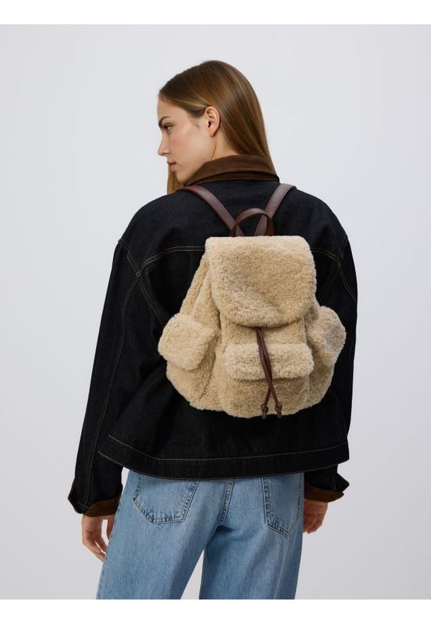 Reserved - Plecak ze sztucznego baranka - beżowy. Kolor: beżowy