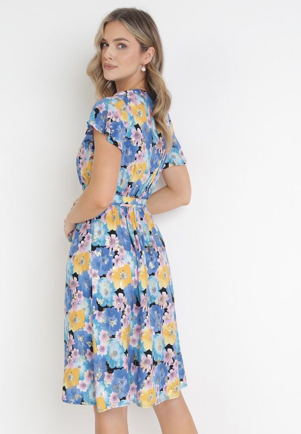 Born2be - Niebiesko-Żółta Rozkloszowana Sukienka z Metaliczną Nitką i Wiązanym Paskiem Noldan. Kolor: niebieski. Materiał: materiał, tkanina, wiskoza. Wzór: kwiaty