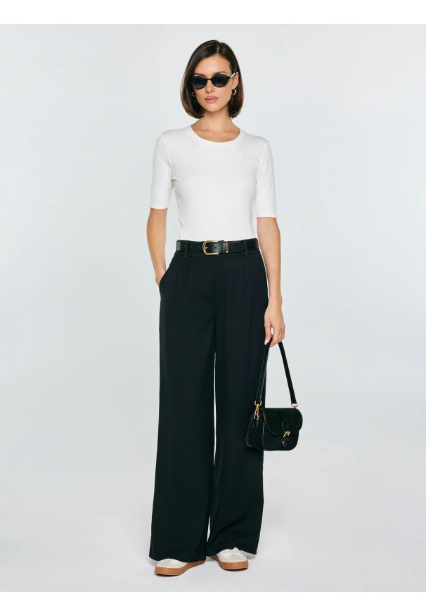 Big-Star - Koszulka damska w prążek biała Imija 100. Kolor: biały. Materiał: prążkowany, dzianina, materiał. Wzór: prążki