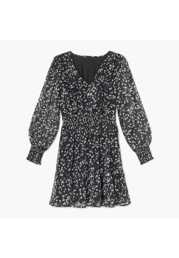 Cropp - Czarna sukienka w kwiaty - Czarny. Typ kołnierza: dekolt w kształcie V, kołnierz z falbankami. Kolor: czarny. Materiał: tkanina. Wzór: kwiaty. Styl: klasyczny. Długość: mini
