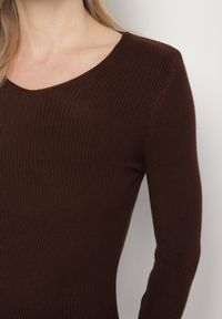 Born2be - Brązowy Dopasowany Sweter z Prążkowanej Dzianiny z Bawełną z Dekoltem w Serek Tesma. Okazja: na co dzień. Typ kołnierza: dekolt w serek. Kolor: brązowy. Materiał: dzianina, bawełna, prążkowany. Długość rękawa: długi rękaw. Długość: długie. Styl: elegancki, casual #5