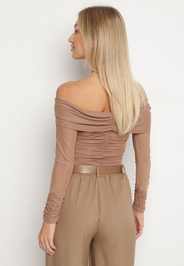 Born2be - Ciemnobeżowa Siateczkowa Bluzka VICES z Odkrytymi Ramionami Ozdobiona Marszczeniem Tuvita. Okazja: na co dzień. Kolor: beżowy. Materiał: jeans. Wzór: aplikacja. Styl: casual