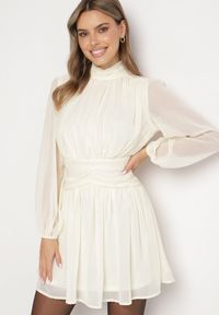 Born2be - Beżowa Sukienka Rozkloszowane ze Stójką Marszczeniami i Transparentnymi Ramionami Belabria. Okazja: na co dzień. Typ kołnierza: kołnierzyk stójkowy. Kolor: beżowy. Typ sukienki: rozkloszowane. Styl: casual, klasyczny #1