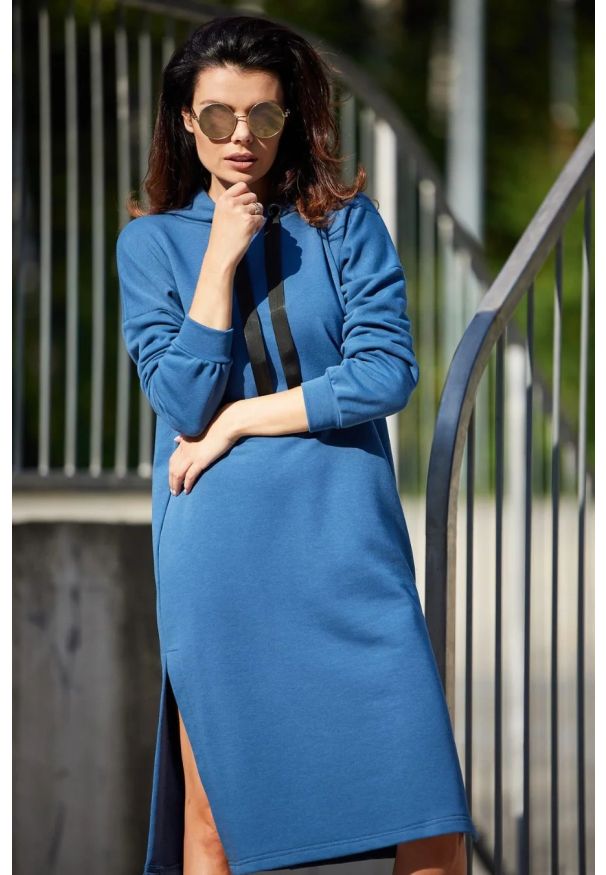 Infinite You - Bluzowa sukienka z kapturem bawełna premium niebieska. Okazja: na spacer, na co dzień, do domu. Typ kołnierza: kaptur. Kolor: niebieski. Typ sukienki: sportowe, oversize, proste. Materiał: bawełna. Długość rękawa: długi rękaw. Sezon: zima, jesień. Styl: casual, elegancki, sportowy. Długość: midi