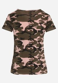 Born2be - Zielono-Różowy Bawełniany T-shirt w Moro Navaria. Okazja: na co dzień. Kolor: zielony. Materiał: bawełna. Wzór: moro. Styl: casual, militarny #3