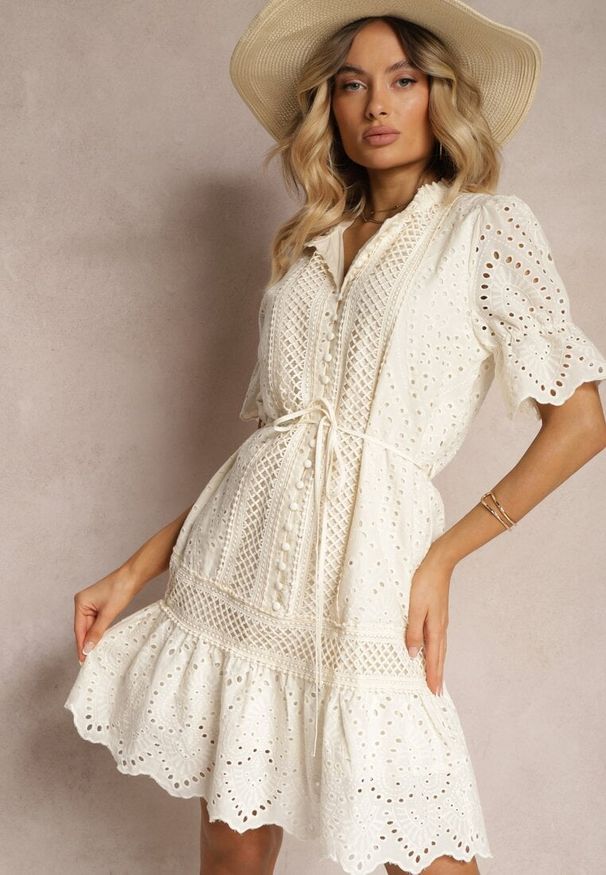 Renee - Jasnobeżowa Sukienka Boho z Bawełny Ozdobiona Ażurowym Wzorem Falbaną i Przewiązana Paskiem Nelah. Okazja: na co dzień, na imprezę. Kolor: beżowy. Materiał: bawełna. Wzór: ażurowy, aplikacja. Typ sukienki: proste. Styl: boho