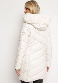 Born2be - Jasnobeżowa Pikowana Kurtka przed Kolano z Kapturem i Futerkiem Salasa. Typ kołnierza: kaptur. Kolor: beżowy. Materiał: futro. Długość: długie. Styl: elegancki #4