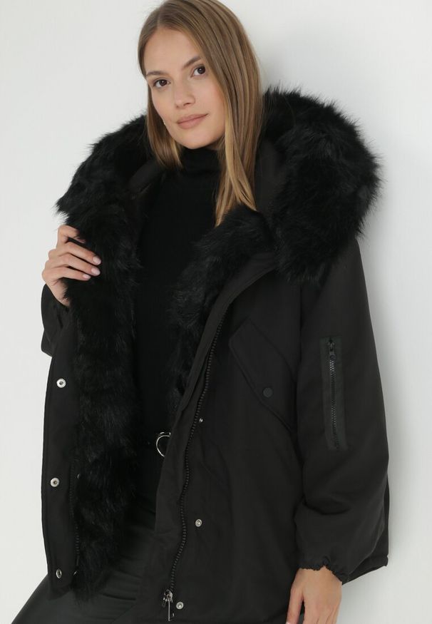 Born2be - Czarna Kurtka Parka Oversize z Futerkiem Mitto. Kolor: czarny. Materiał: futro. Długość rękawa: długi rękaw. Długość: długie. Sezon: zima, jesień. Styl: klasyczny, elegancki