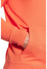 Wrangler - WRANGLER BLUZA LOGO HOODIE GLOW ORANGE W6527HY48. Typ kołnierza: kaptur