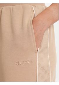 Guess Spodnie dresowe V5YB02 KB3P2 Beżowy Regular Fit. Kolor: beżowy. Materiał: syntetyk