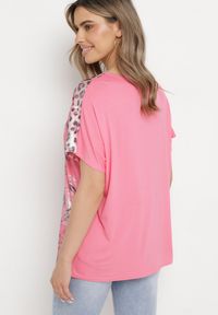 Born2be - Różowy Bawełniany T-shirt o Fasonie Nietoperza z Metalicznym Nadrukiem Brielltia. Okazja: na co dzień. Kolor: różowy. Materiał: bawełna. Wzór: nadruk. Styl: klasyczny, casual, elegancki #7