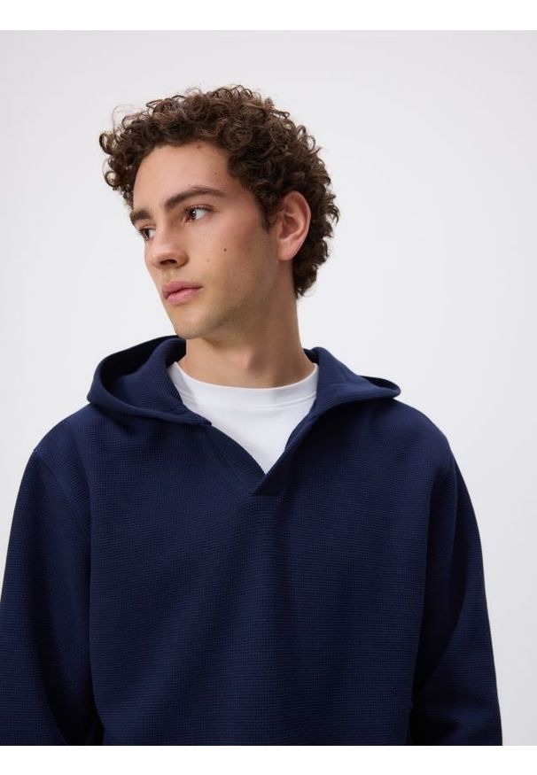 Reserved - Dzianinowa bluza z kapturem - granatowy. Typ kołnierza: kaptur. Kolor: niebieski. Materiał: dzianina