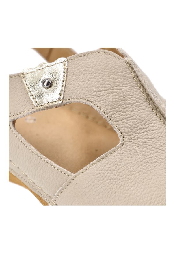 Beżowe Sandały Armodo Skórzane Obuwie Damskie. Okazja: na co dzień, na spacer. Nosek buta: otwarty. Zapięcie: pasek. Kolor: beżowy. Materiał: skóra. Sezon: lato. Styl: casual, elegancki, klasyczny