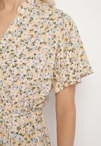 Born2be - Beżowa Sukienka w Kwiaty z Paskiem Cleza. Okazja: na co dzień. Typ kołnierza: dekolt w kształcie V. Kolor: beżowy. Wzór: kwiaty. Sezon: wiosna, lato. Styl: casual, elegancki #4