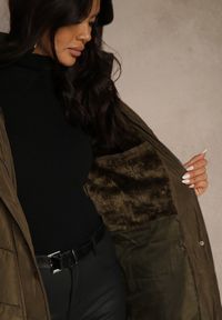 Renee - Ciemnozielona Zimowa Kurtka Pikowana o Długim Kroju z Paskiem i Kapturem z Futrem Retarda. Kolor: zielony. Materiał: futro. Długość: długie. Sezon: zima. Styl: street #3