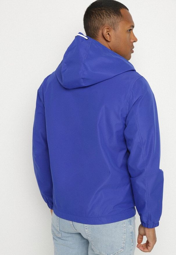 Born2be - Niebieska Kurtka Wiatrówka z Kapturem i Zasuwanymi Kieszeniami Adivoria. Typ kołnierza: kaptur. Kolor: niebieski. Styl: klasyczny