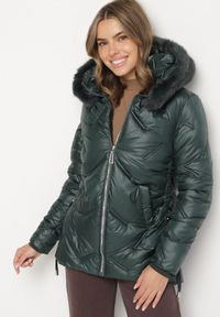Born2be - Ciemnozielona Kurtka z Oryginalnym Pikowaniem i Kapturem z Futerkiem Nallisa. Okazja: do pracy, na co dzień, na spotkanie biznesowe. Kolor: zielony. Materiał: futro. Styl: casual, biznesowy #4