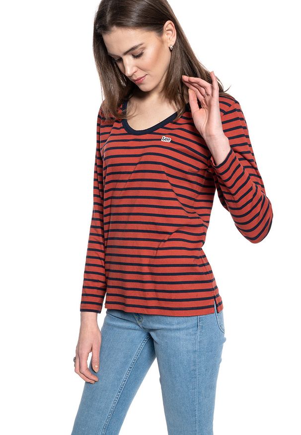 Lee - DAMSKA KOSZULKA Z DŁUGIM RĘKAWEM LEE LS SCOOP NECK TEE REGULAR FIT RED OCHRE L44DYKOE 112109832. Długość rękawa: długi rękaw. Długość: długie