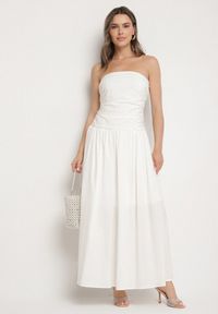 Born2be - Biała Sukienka z Bawełny Typu Bodycon Filarose. Okazja: na imprezę, na co dzień, na randkę. Kolor: biały. Materiał: bawełna. Typ sukienki: bodycon. Styl: casual, klasyczny, elegancki