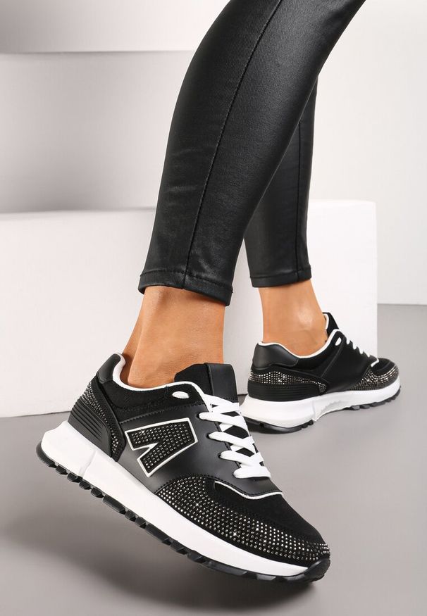 Renee - Czarne Sneakersy Ozdobione Cyrkoniami na Podeszwie z Wycięciami Larzive. Kolor: czarny. Wzór: aplikacja. Obcas: na płaskiej podeszwie