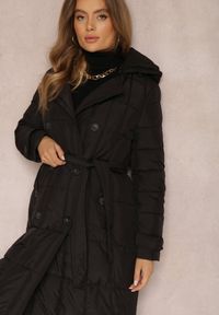 Renee - Czarna Kurtka Pikowana z Paskiem Yeclu. Kolor: czarny. Materiał: materiał. Długość rękawa: długi rękaw. Długość: długie. Sezon: zima #3