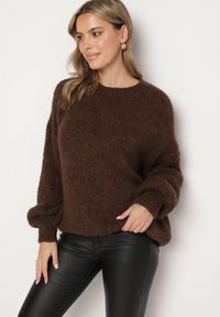 Born2be - Brązowy Sweter o Klasycznym Prostym Kroju z Domieszką Wełny i Wiskozy Sezisya. Okazja: na co dzień. Kolor: brązowy. Materiał: wełna, wiskoza. Długość rękawa: długi rękaw. Długość: długie. Wzór: aplikacja. Sezon: zima, jesień. Styl: klasyczny #3