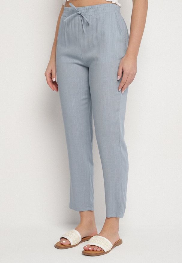 Born2be - Niebieskie Spodnie z Lnem Ozdobione Sznurkiem Naterella. Okazja: na co dzień. Kolor: niebieski. Materiał: len. Wzór: aplikacja. Sezon: lato. Styl: elegancki, casual
