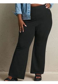 Sinsay - Spodnie dzwony Plus Size - czarny. Kolekcja: plus size. Kolor: czarny