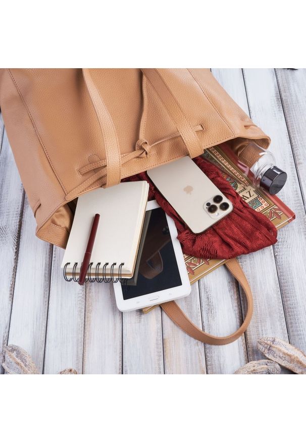 Shopperka skórzana PAOLO PERUZZI IN-64-CG koniakowa. Sezon: lato. Materiał: skórzane. Rodzaj torebki: na ramię