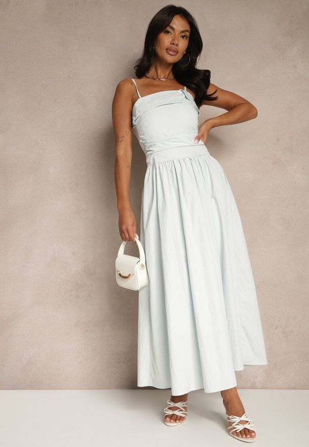 Renee - Jasnoniebieska Sukienka z Wiskozy z Bawełną Ozdobiona Zakładką Atellana. Kolor: niebieski. Materiał: bawełna, wiskoza. Długość rękawa: na ramiączkach. Wzór: aplikacja. Styl: klasyczny