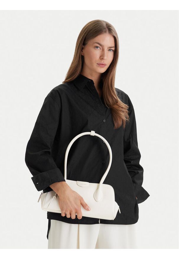 Calvin Klein Torebka Emblem Trio Shoulder Bag LV04F3369G Biały. Kolor: biały. Materiał: skórzane