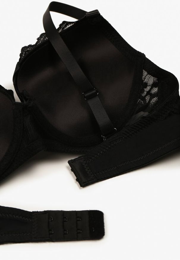 Born2be - Czarny Biustonosz Push Up Ozdobiony Koronką Sannel. Kolor: czarny. Materiał: koronka. Rodzaj stanika: push-up. Wzór: koronka, aplikacja