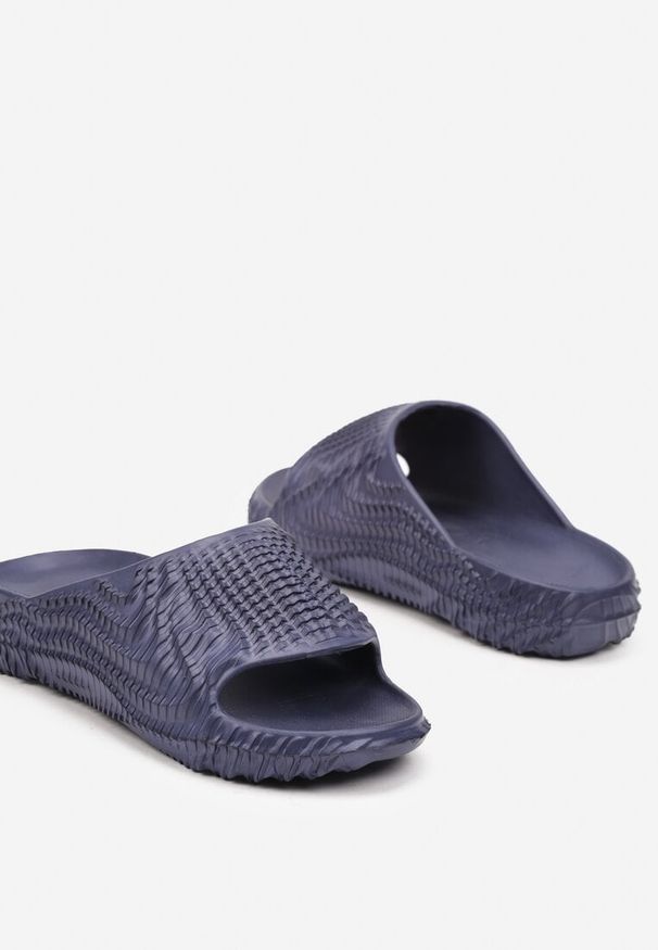 Born2be - Granatowe Klapki z Pianki na Płaskiej Podeszwie z Tłoczoną Cholewką Testarose. Okazja: na co dzień. Kolor: niebieski. Materiał: len. Obcas: na płaskiej podeszwie. Styl: elegancki, casual