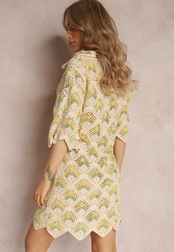 Renee - Beżowo-Zielona Szydełkowa Sukienka z Głębokim Dekoltem i Krótkim Rękawem z Bawełny Achla. Kolor: beżowy. Materiał: bawełna. Długość rękawa: krótki rękaw. Sezon: wiosna, lato. Długość: mini