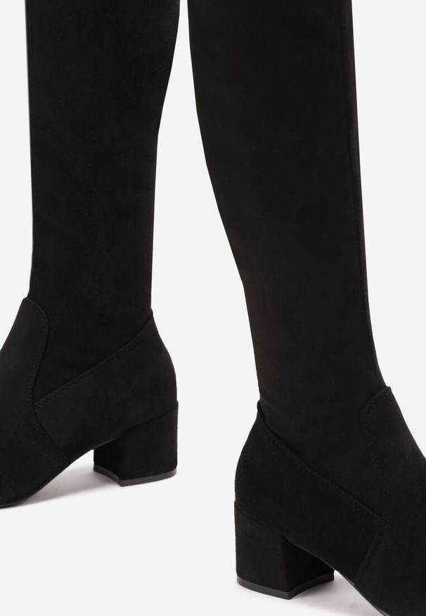 Renee - Czarne Dopasowane Kozaki na Niskim Słupku Linae. Okazja: na co dzień. Wysokość cholewki: za kolano. Kolor: czarny. Materiał: satyna, jeans. Obcas: na słupku. Styl: klasyczny, casual