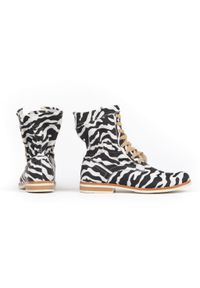 Zapato - sznurowane botki workery - skóra naturalna - model 424 - kolor zebra. Okazja: na spacer. Wysokość cholewki: za kostkę. Materiał: skóra. Wzór: motyw zwierzęcy. Styl: sportowy