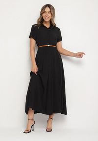 Born2be - Czarna Wiskozowa Sukienka o Koszulowym Fasonie z Wąskim Paskiem Fillamea. Kolor: czarny. Materiał: wiskoza. Wzór: aplikacja. Typ sukienki: koszulowe. Styl: elegancki