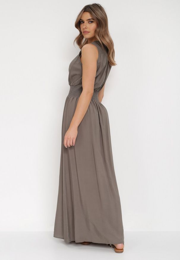 Born2be - Ciemnozielona Sukienka Clymiolea. Kolor: zielony. Materiał: tkanina, wiskoza. Długość rękawa: na ramiączkach. Wzór: jednolity. Typ sukienki: kopertowe. Styl: elegancki. Długość: maxi