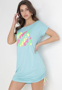 Born2be - Jasnoniebieska T-shirtowa Sukienka Mini z Krótkimi Rękawami z Wiskozy Hareem. Kolor: niebieski. Materiał: wiskoza. Długość rękawa: krótki rękaw. Wzór: napisy. Długość: mini #1